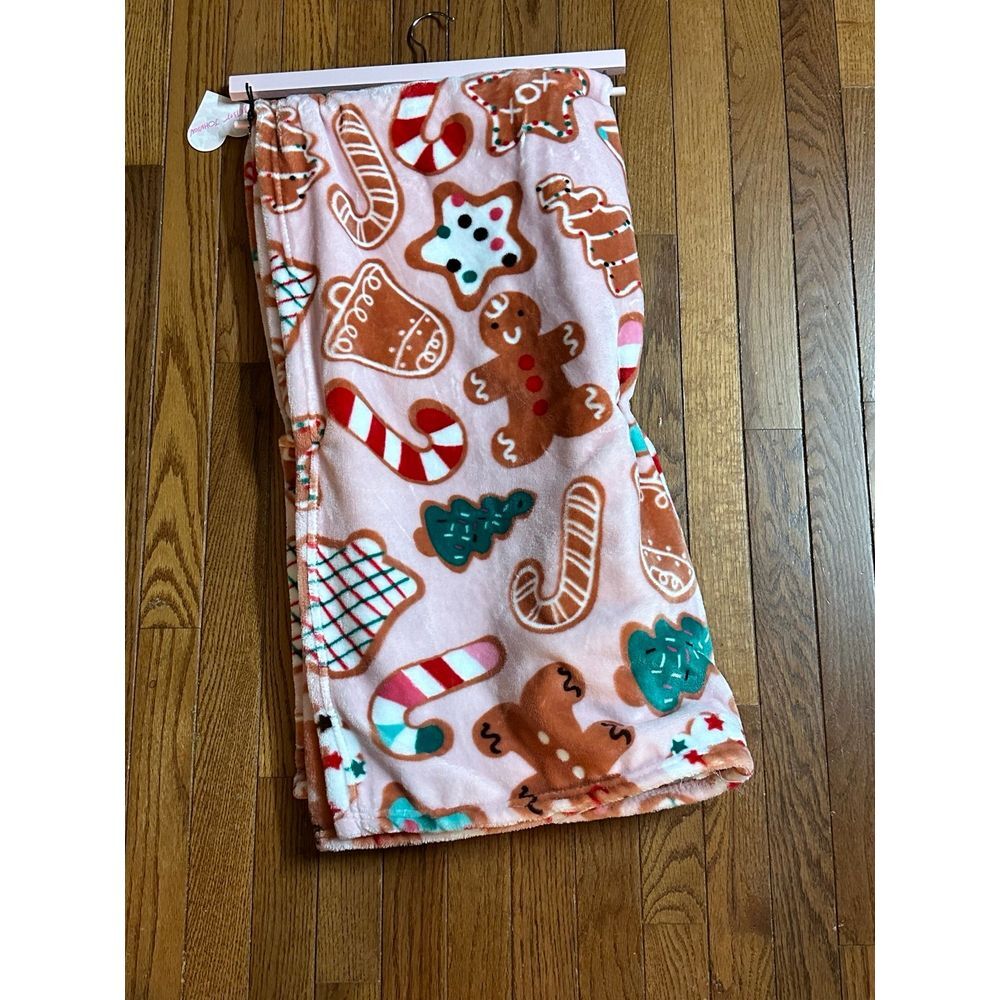 Betsey Johnson Christmas Pastel Pink‎ Gingerbread Blanket